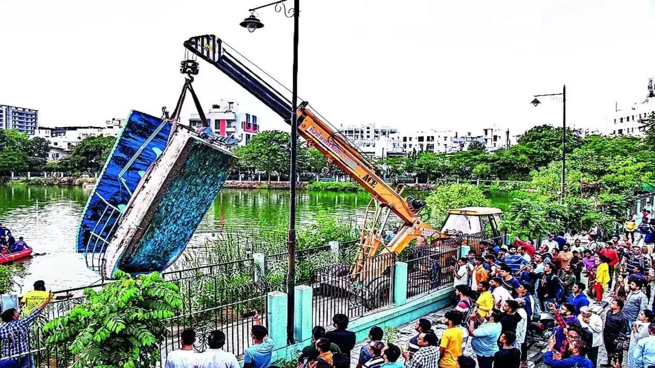 Harni lake tragedy -14 students with 2 teachers died's image