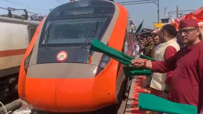 Varanasi gets 2 New Vande Bharat Express -जानिए कहां से कहां तक चलेगी यह दो नई ट्रेन's image